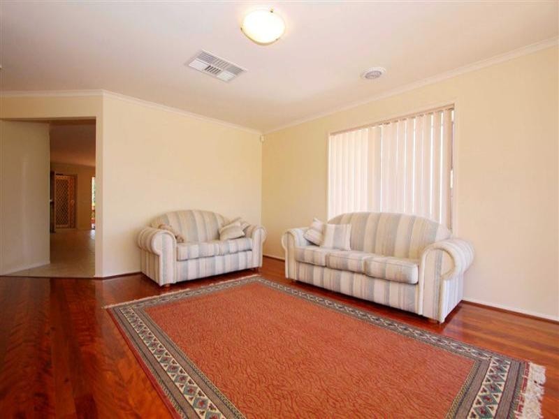 4 Cambridge Crescent, Taylors Lakes VIC 3038