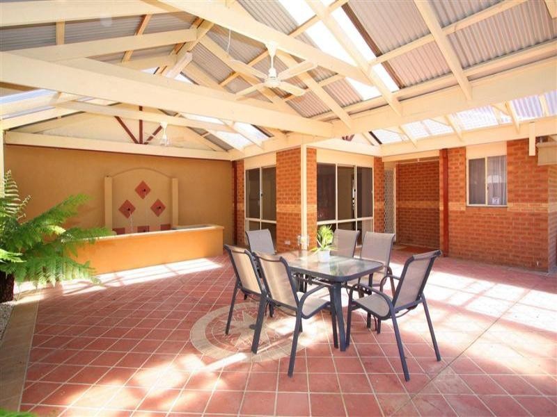 4 Cambridge Crescent, Taylors Lakes VIC 3038