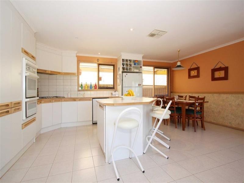 7 Cliffer Place, Taylors Lakes VIC 3038