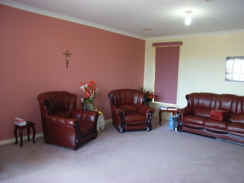 8 Streeton Court, Taylors Lakes VIC 3038