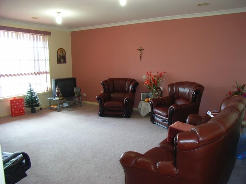 8 Streeton Court, Taylors Lakes VIC 3038