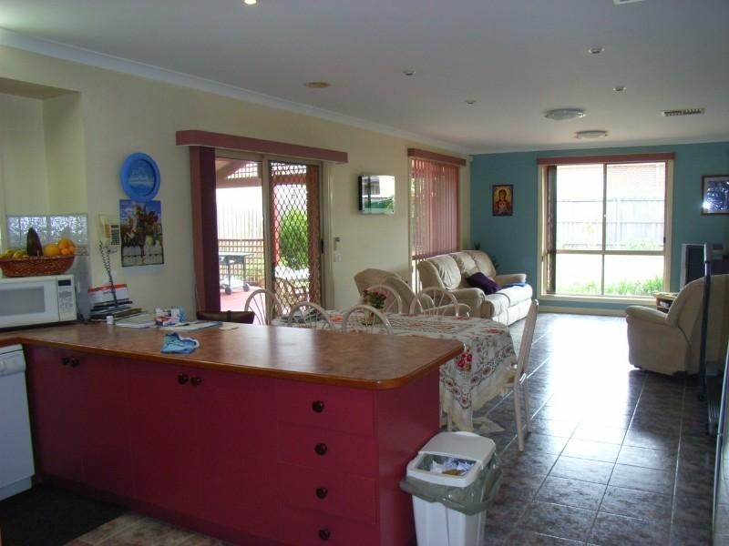 8 Streeton Court, Taylors Lakes VIC 3038