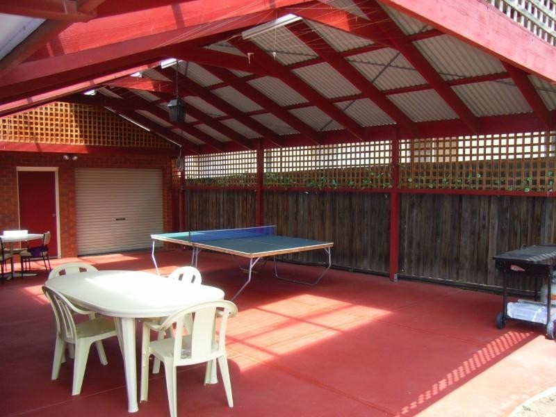 8 Streeton Court, Taylors Lakes VIC 3038