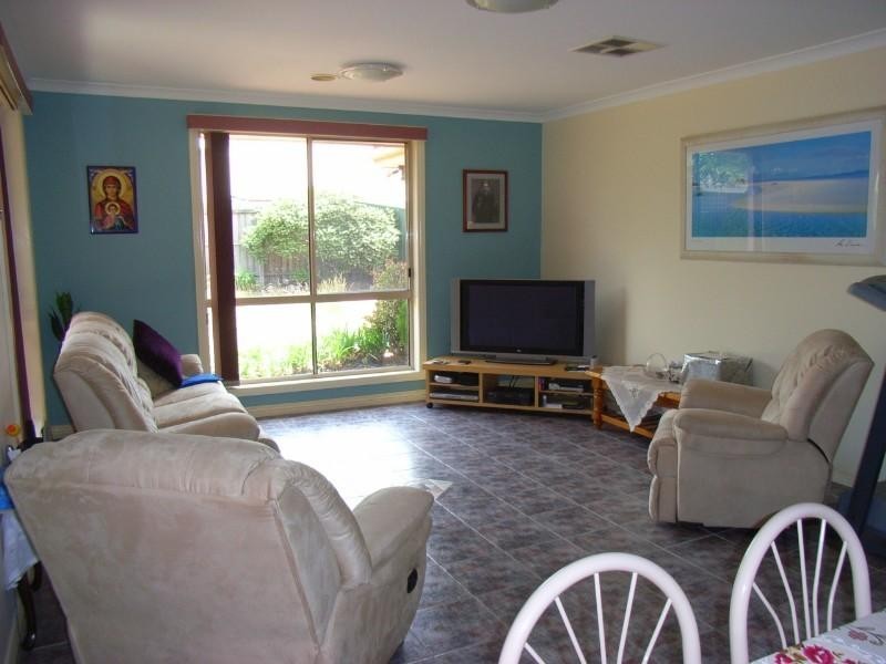 8 Streeton Court, Taylors Lakes VIC 3038