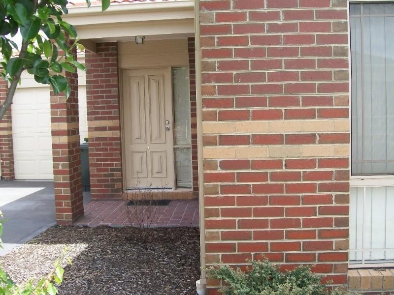 4/12 Pecks Road, Sydenham VIC 3037