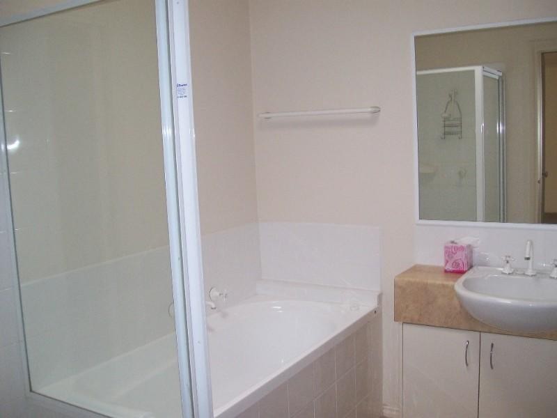 4/12 Pecks Road, Sydenham VIC 3037