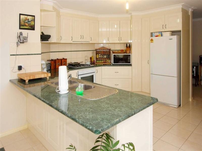 2/44 Allenby Road, Hillside VIC 3037