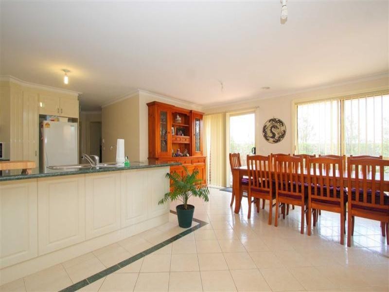 2/44 Allenby Road, Hillside VIC 3037