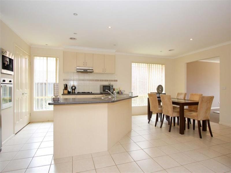 27 Heysen Park Way, Caroline Springs VIC 3023