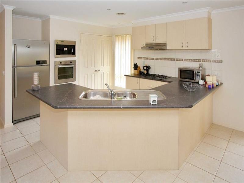 27 Heysen Park Way, Caroline Springs VIC 3023