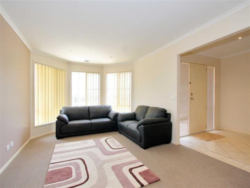 27 Heysen Park Way, Caroline Springs VIC 3023