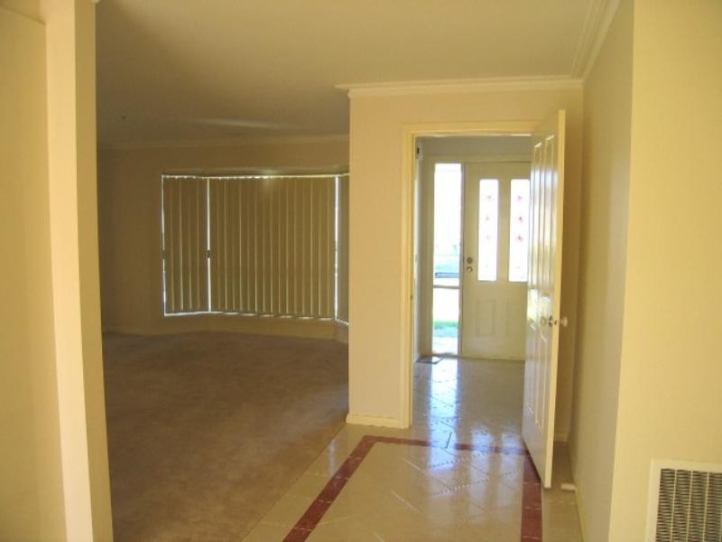 2/44 Allenby Road, Hillside VIC 3037