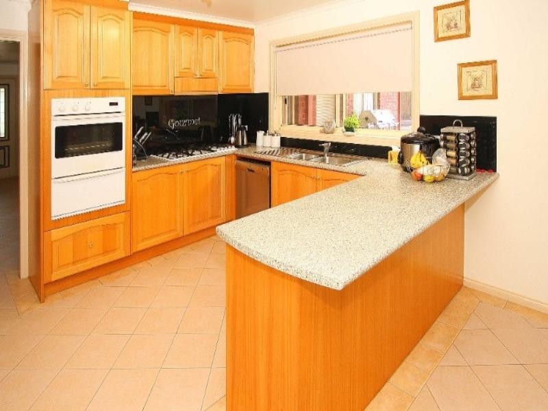 12 Albany Court, Taylors Lakes VIC 3038