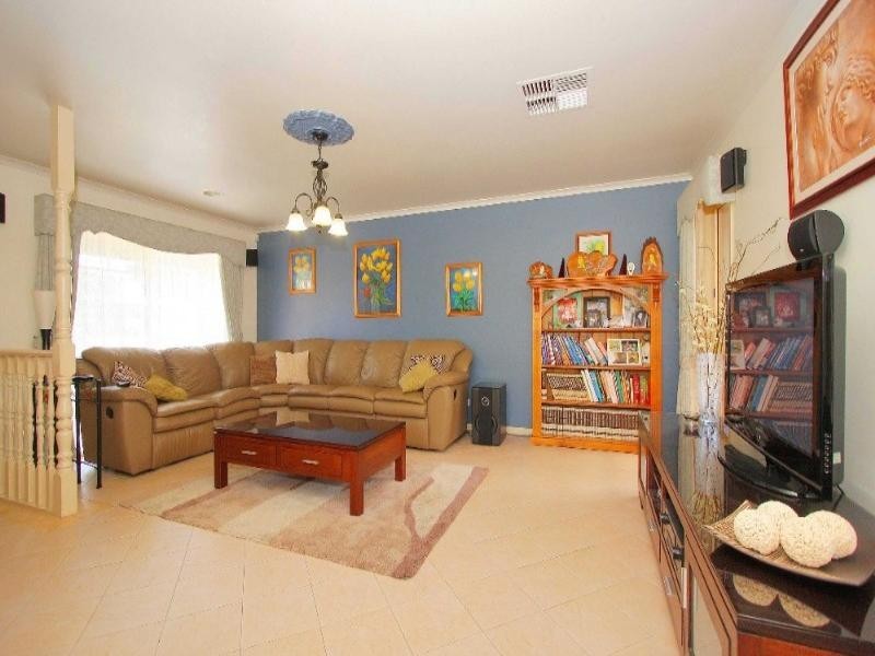 12 Albany Court, Taylors Lakes VIC 3038