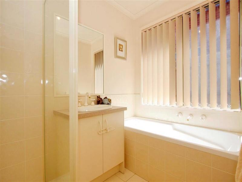 4 Cambridge Crescent, Taylors Lakes VIC 3038