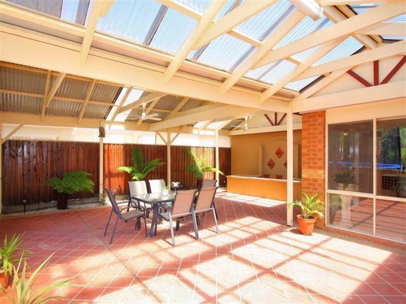 4 Cambridge Crescent, Taylors Lakes VIC 3038