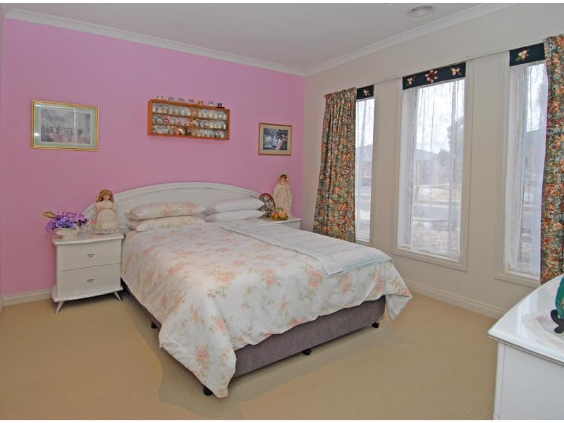 17 Menzies Drive, Burnside Heights VIC 3023