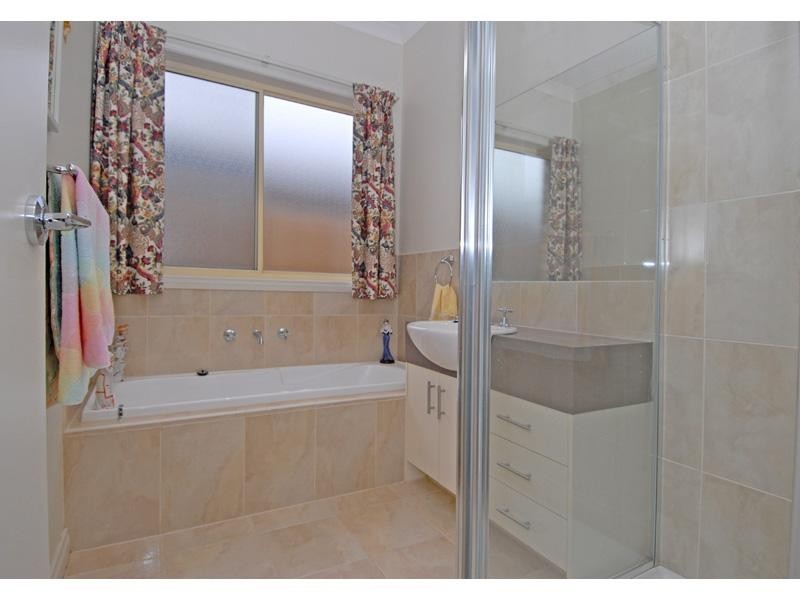 17 Menzies Drive, Burnside Heights VIC 3023