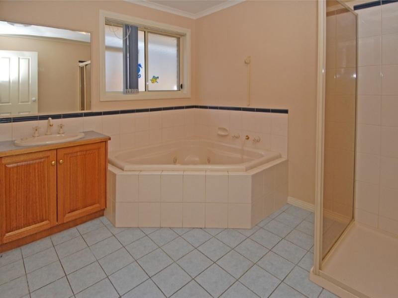 33 Golden Way, Hillside VIC 3037