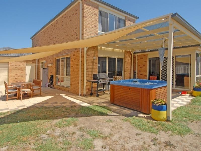 32 Barwon Street, Taylors Hill VIC 3037