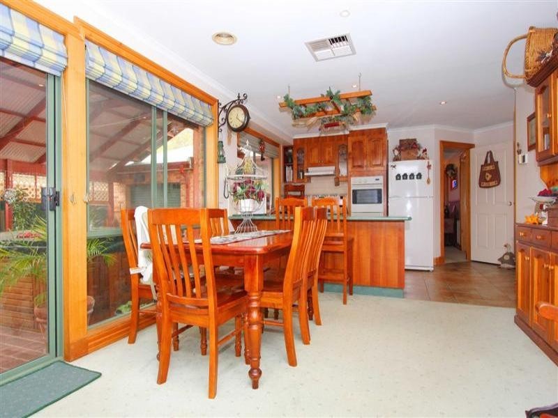 8 Toolim Walk, Sydenham VIC 3037