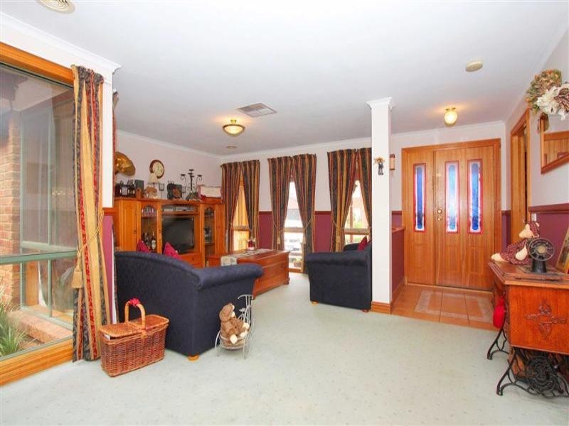 8 Toolim Walk, Sydenham VIC 3037