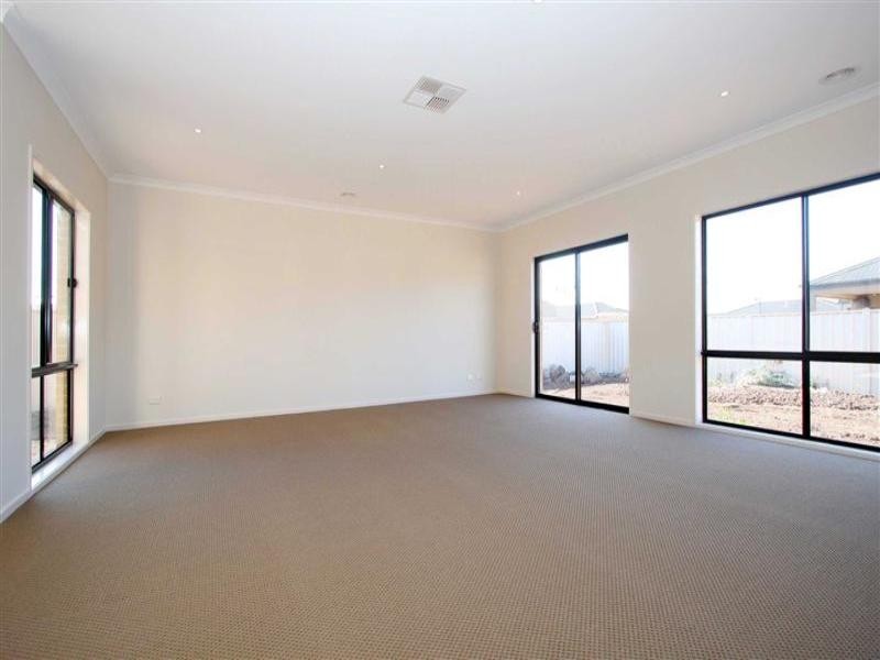 2 Eglington Court, Taylors Hill VIC 3037