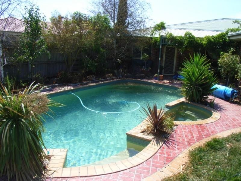 33 Perceval Close, Taylors Lakes VIC 3038