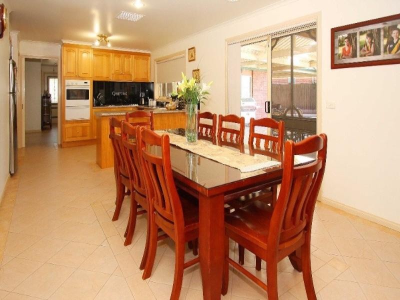 12 Albany Court, Taylors Lakes VIC 3038