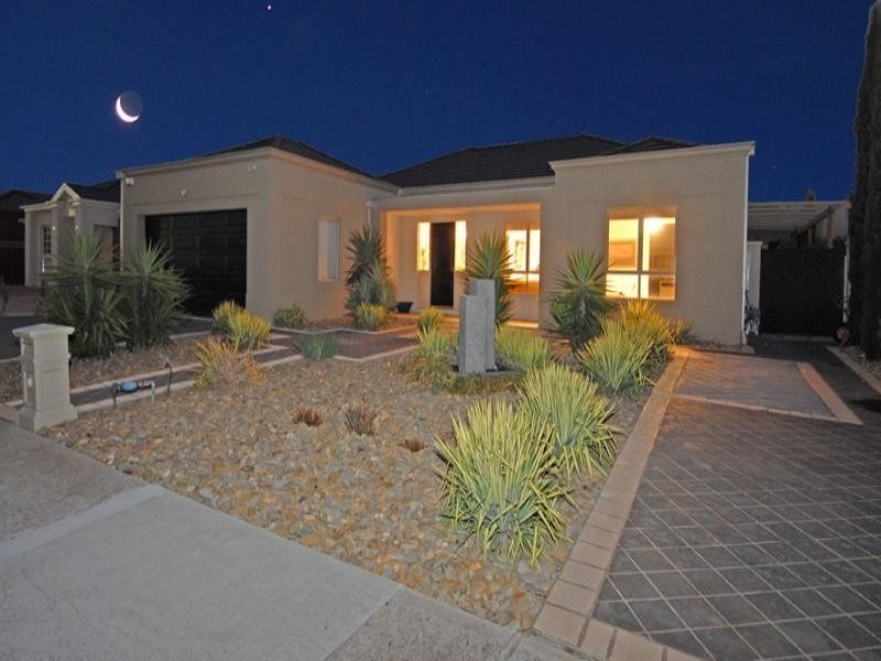 109 Robertsons Road, Taylors Lakes VIC 3038