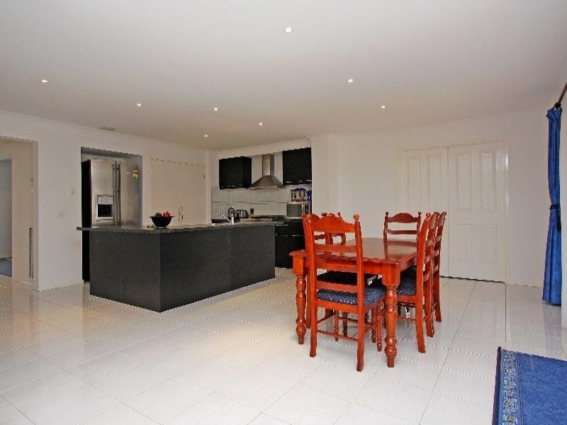 15 Woollahara Parade, Taylors Hill VIC 3037