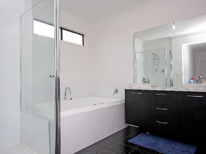 15 Woollahara Parade, Taylors Hill VIC 3037