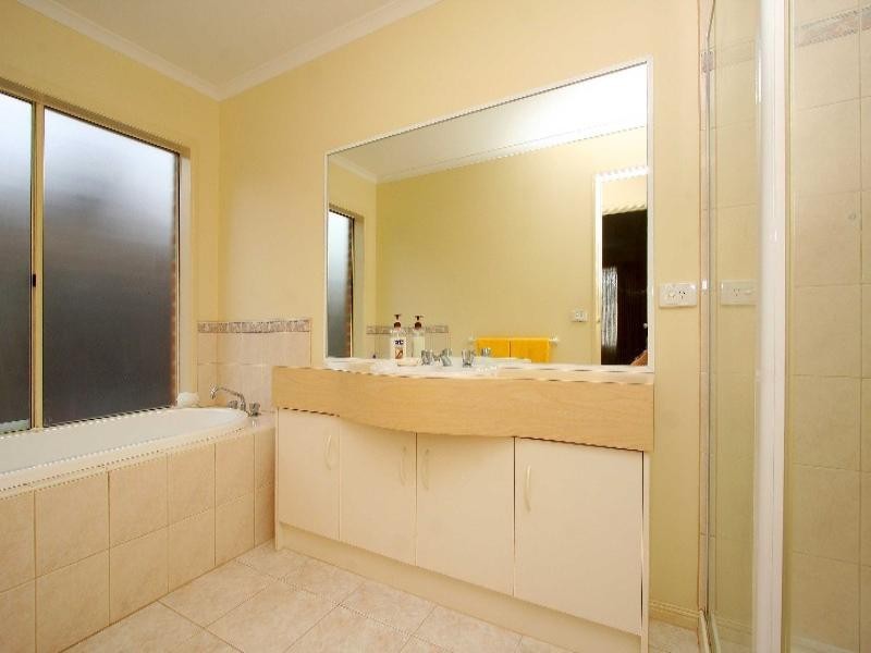 30 Wellington Drive, Hillside VIC 3037