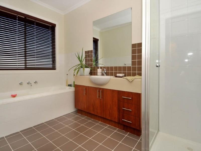 13 Tudor Rose Crescent, Sydenham VIC 3037