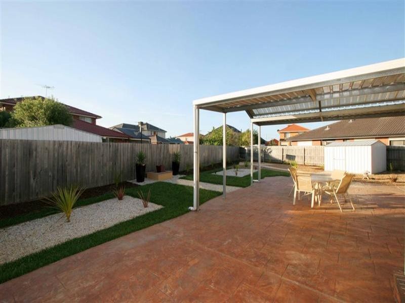 15 Clifton Court, Taylors Lakes VIC 3038