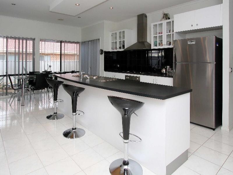 8 Georges Court, Taylors Hill VIC 3037