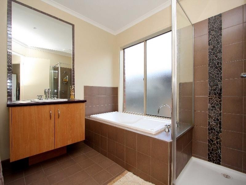 17 Heysen Park Way, Caroline Springs VIC 3023