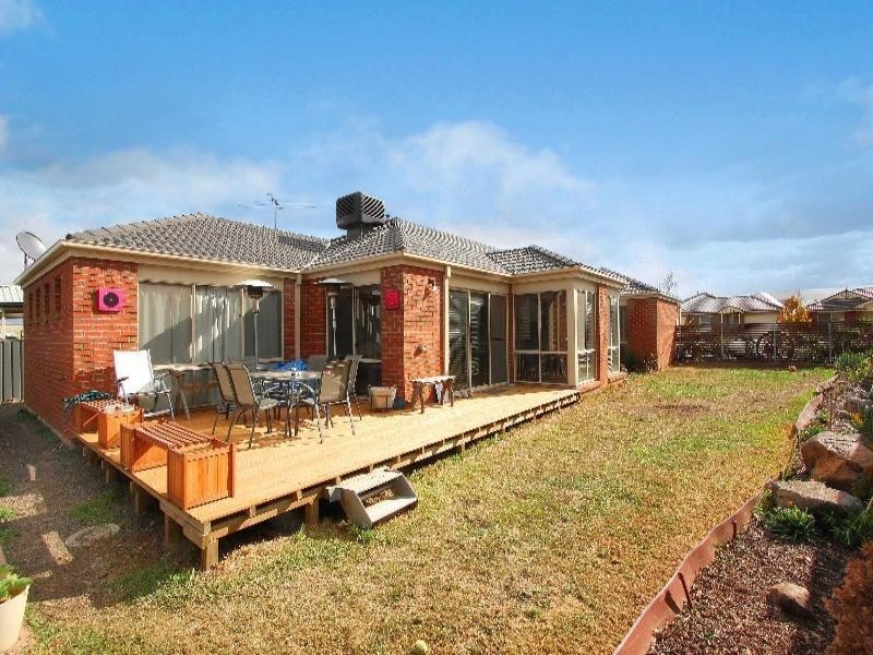 17 Heysen Park Way, Caroline Springs VIC 3023