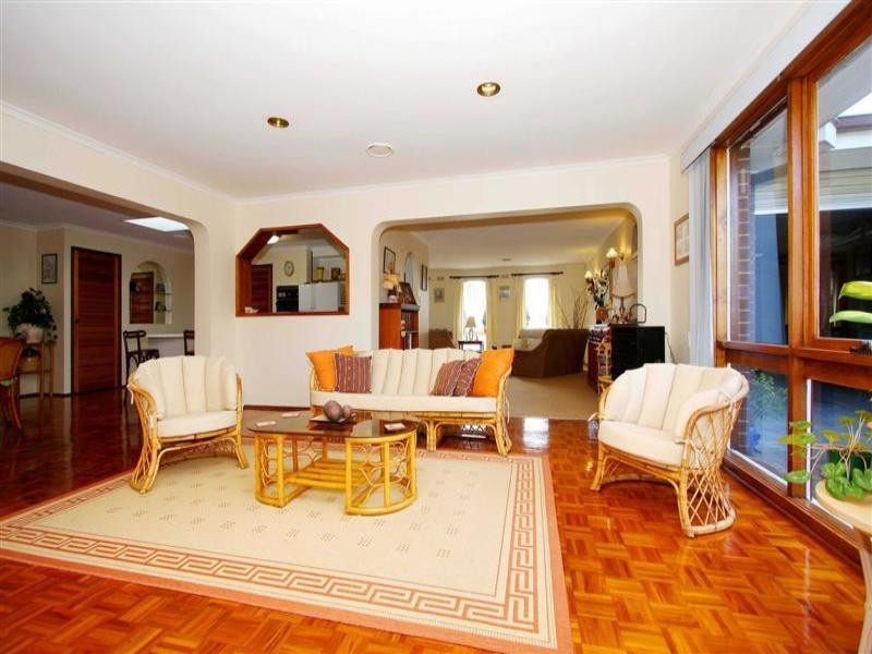 18 Sherbrooke Crescent, Taylors Lakes VIC 3038