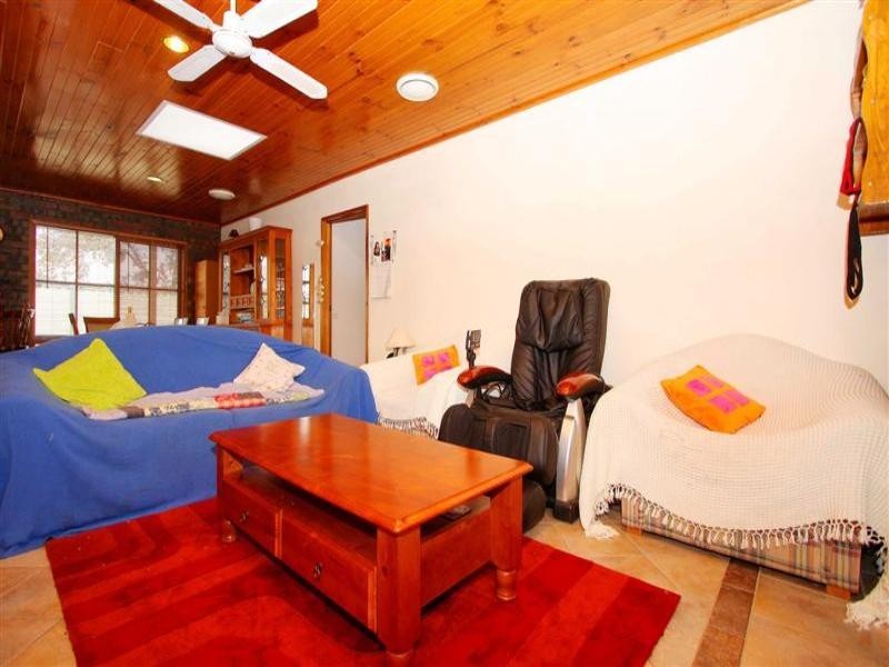 8 Montrose Court, Sydenham VIC 3037