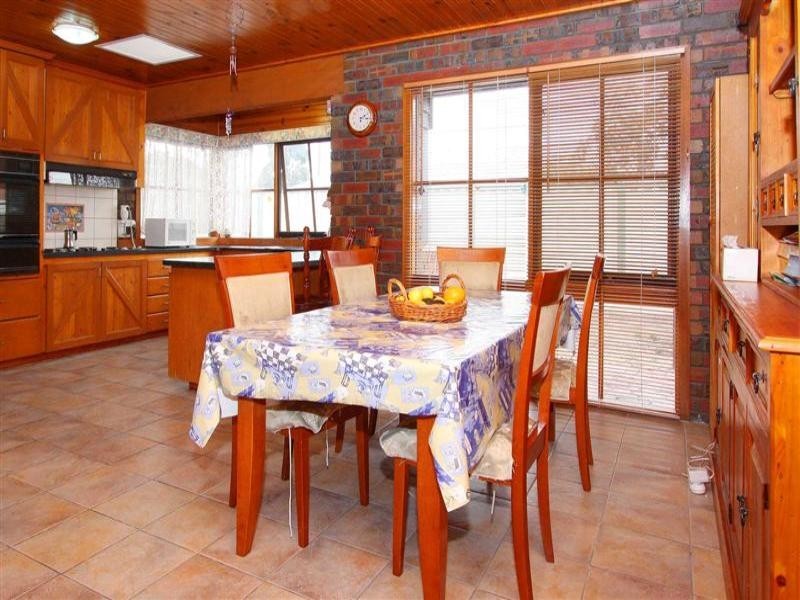 8 Montrose Court, Sydenham VIC 3037