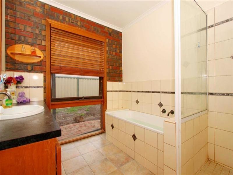 8 Montrose Court, Sydenham VIC 3037