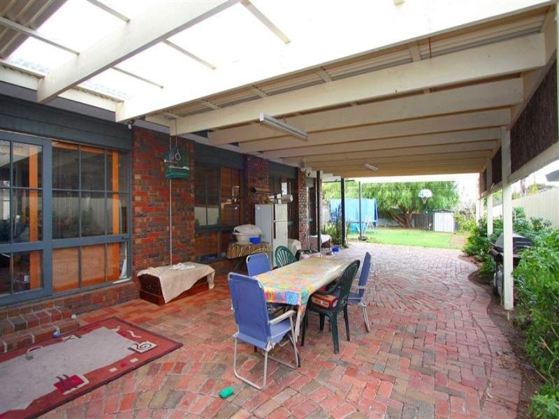 8 Montrose Court, Sydenham VIC 3037