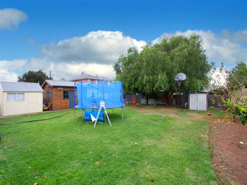 8 Montrose Court, Sydenham VIC 3037