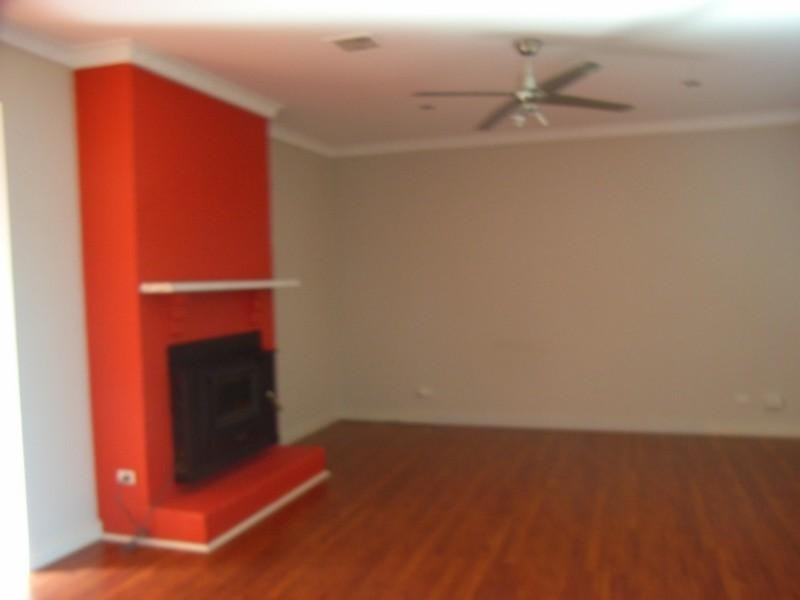 8 Buckingham Crescent, Sydenham VIC 3037