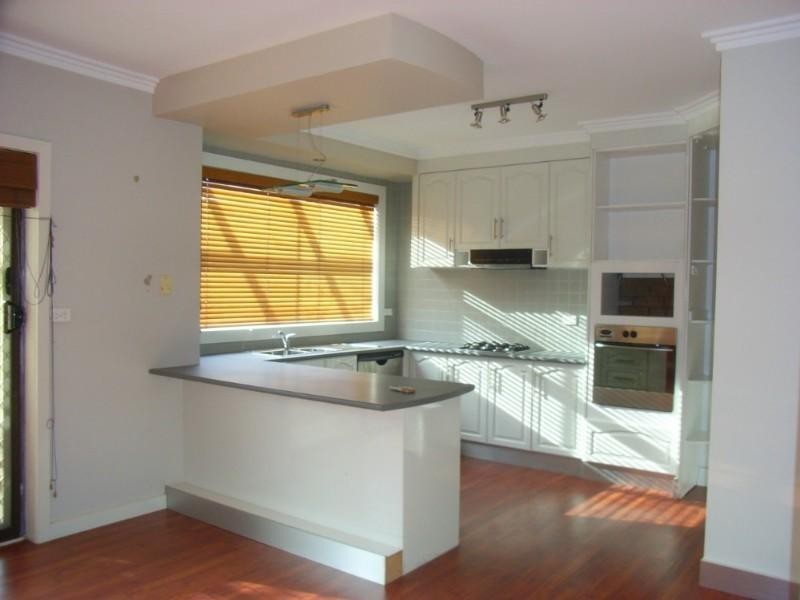 8 Buckingham Crescent, Sydenham VIC 3037