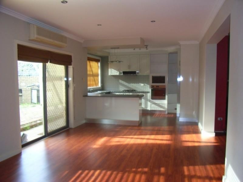 8 Buckingham Crescent, Sydenham VIC 3037