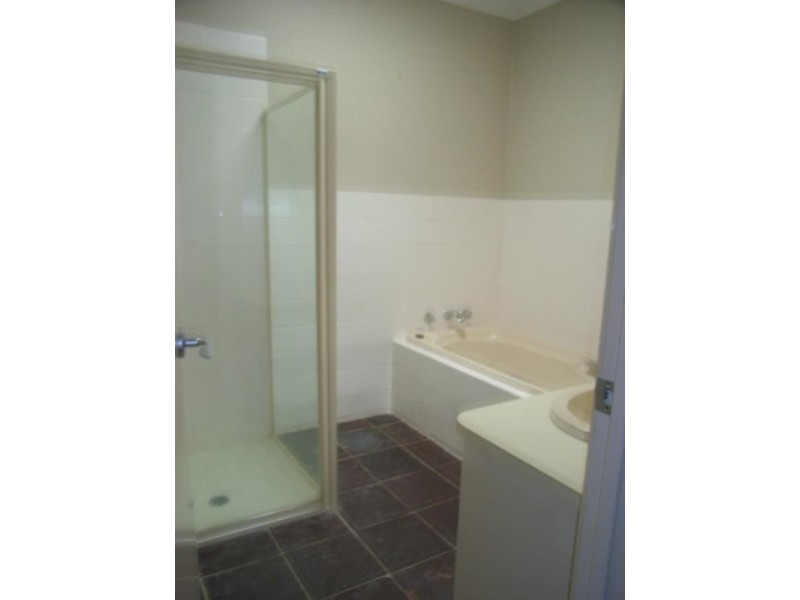 8 Buckingham Crescent, Sydenham VIC 3037