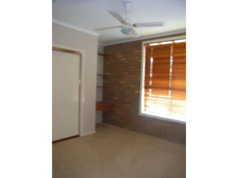 8 Buckingham Crescent, Sydenham VIC 3037