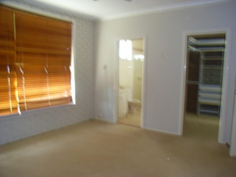 8 Buckingham Crescent, Sydenham VIC 3037